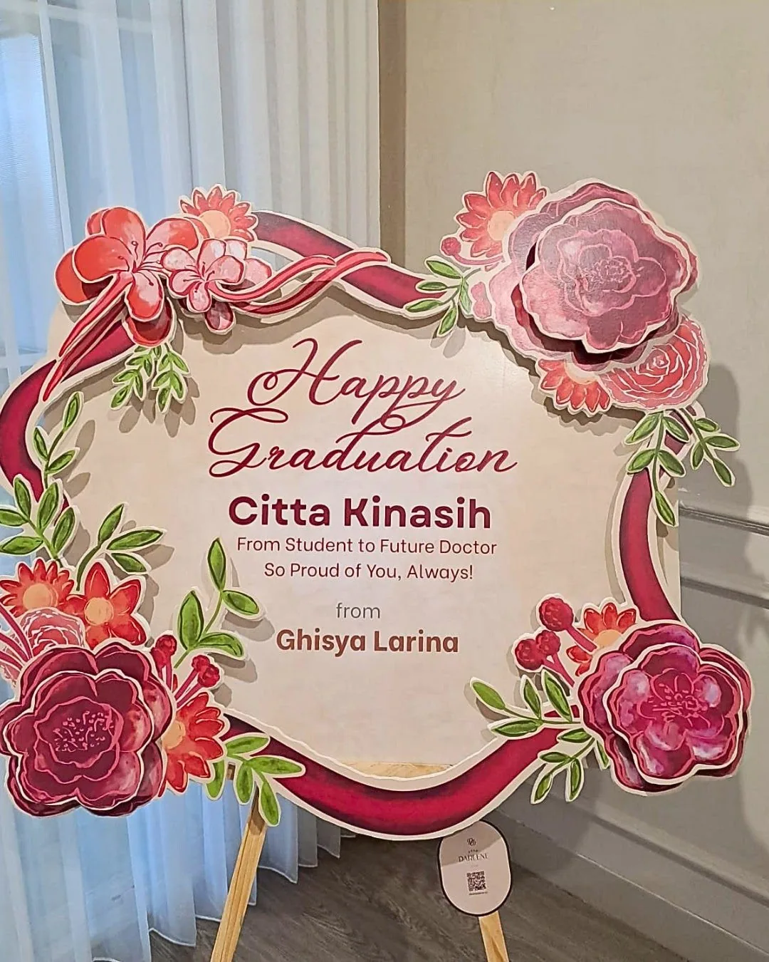 Papan bunga artificial tetap rapi seharian