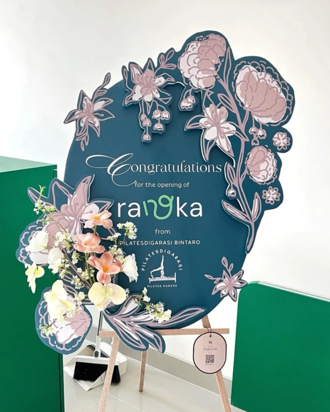 Papan bunga Dear Darlene terpasang di lokasi grand opening pada hari acara